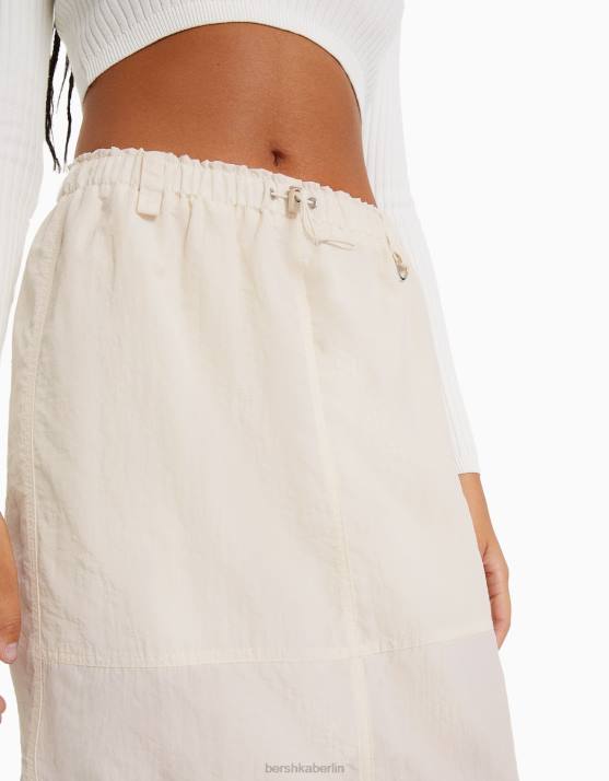 Creme Bershka Frauen Maxirock aus Nylon H00J1671