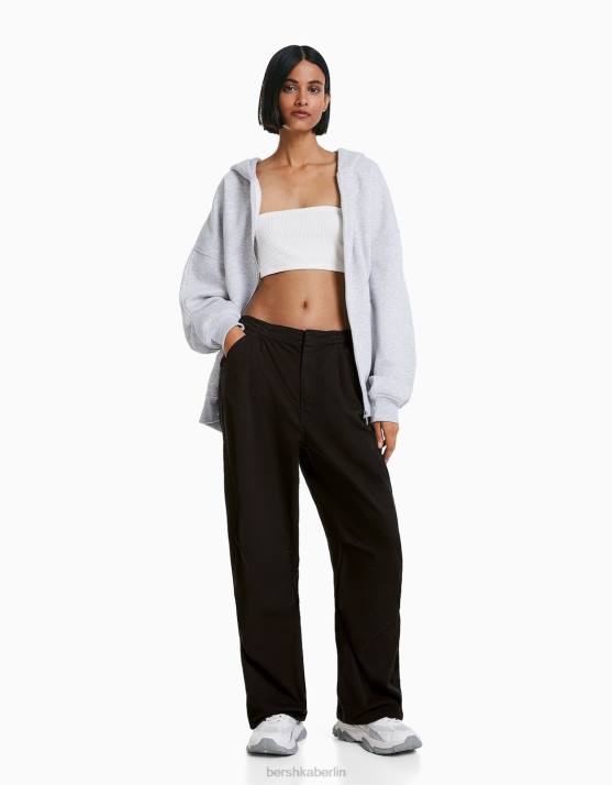Schwarz Bershka Frauen Locker sitzende Fallschirm-Jogginghose H00J1398