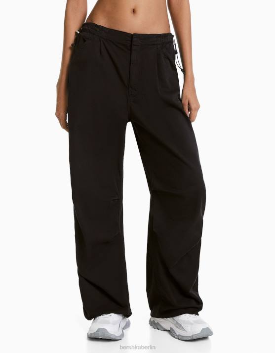 Schwarz Bershka Frauen Locker sitzende Fallschirm-Jogginghose H00J1398