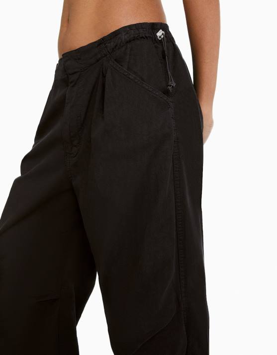 Schwarz Bershka Frauen Locker sitzende Fallschirm-Jogginghose H00J1398