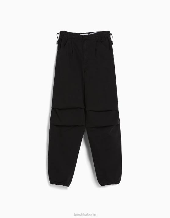 Schwarz Bershka Frauen Locker sitzende Fallschirm-Jogginghose H00J1398