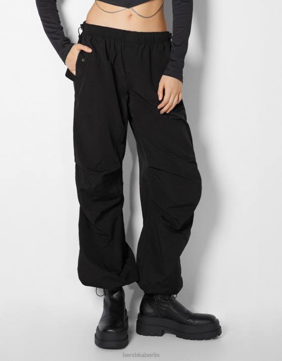 Schwarz Bershka Frauen Nylon-Fallschirm-Jogginghose H00J1313