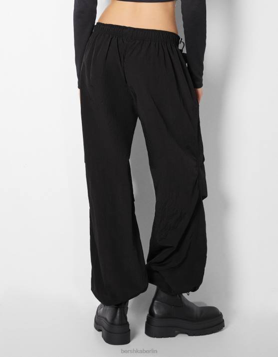 Schwarz Bershka Frauen Nylon-Fallschirm-Jogginghose H00J1313
