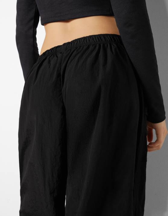 Schwarz Bershka Frauen Nylon-Fallschirm-Jogginghose H00J1313