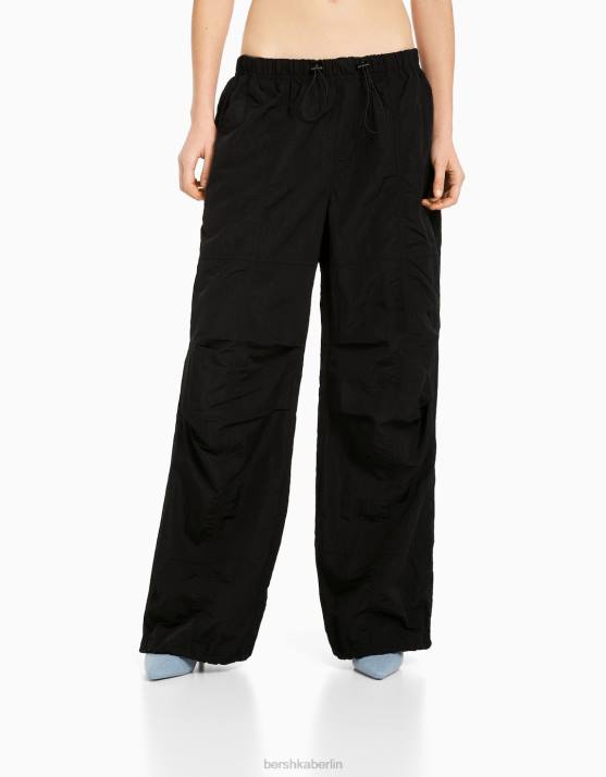 Schwarz Bershka Frauen Nylon-Fallschirmhose H00J1331