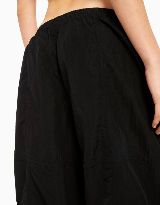 Schwarz Bershka Frauen Nylon-Fallschirmhose H00J1331