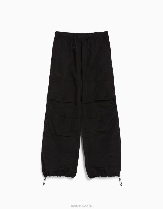 Schwarz Bershka Frauen Nylon-Fallschirmhose H00J1331