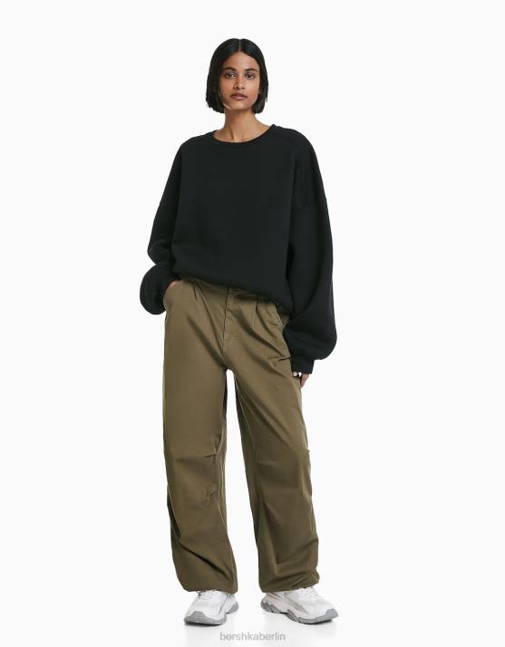 khaki Bershka Frauen Locker sitzende Fallschirm-Jogginghose H00J1397