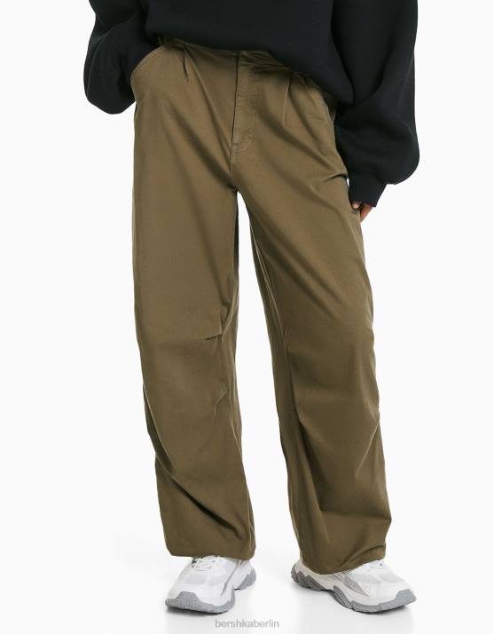 khaki Bershka Frauen Locker sitzende Fallschirm-Jogginghose H00J1397