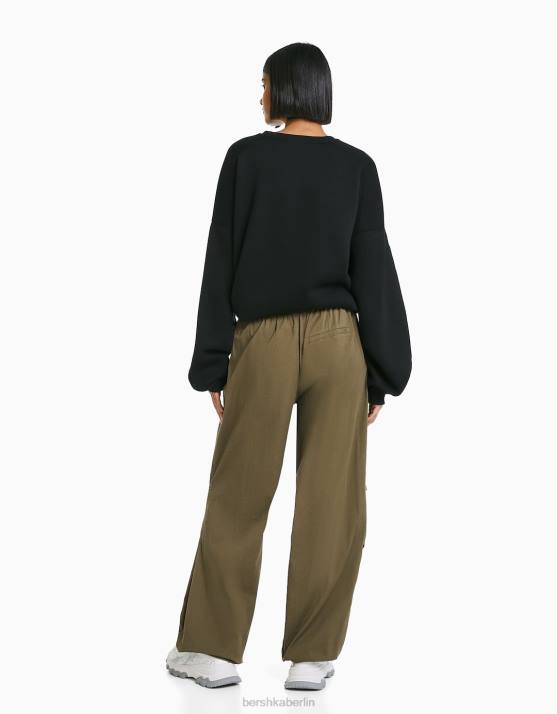 khaki Bershka Frauen Locker sitzende Fallschirm-Jogginghose H00J1397
