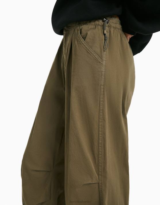 khaki Bershka Frauen Locker sitzende Fallschirm-Jogginghose H00J1397