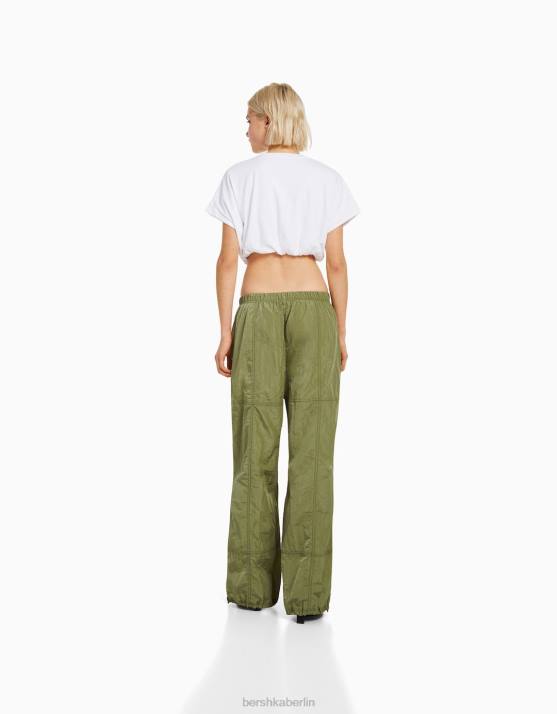 khaki Bershka Frauen Nylon-Fallschirmhose H00J1387