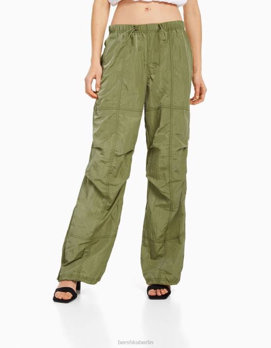 khaki Bershka Frauen Nylon-Fallschirmhose H00J1387