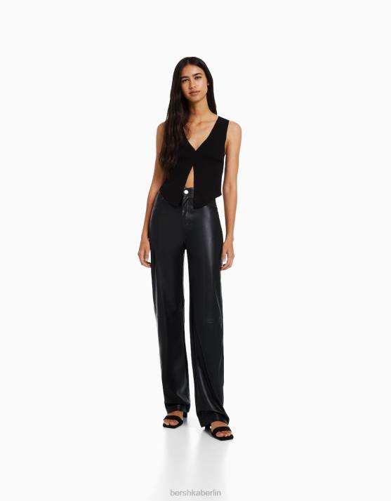 Schwarz Bershka Frauen Gerade geschnittene Hose aus Kunstleder H00J1447