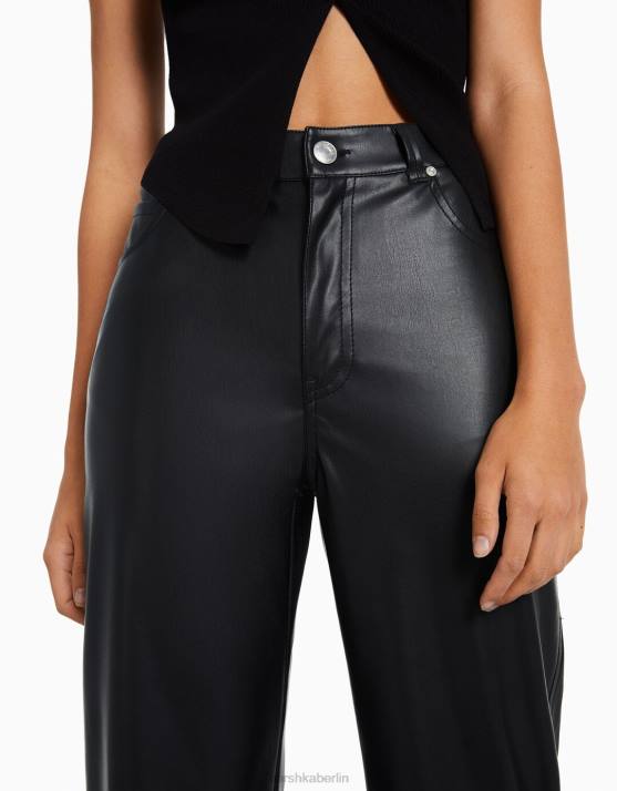 Schwarz Bershka Frauen Gerade geschnittene Hose aus Kunstleder H00J1447