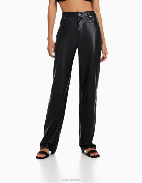 Schwarz Bershka Frauen Gerade geschnittene Hose aus Kunstleder H00J1447
