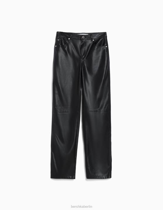 Schwarz Bershka Frauen Gerade geschnittene Hose aus Kunstleder H00J1447