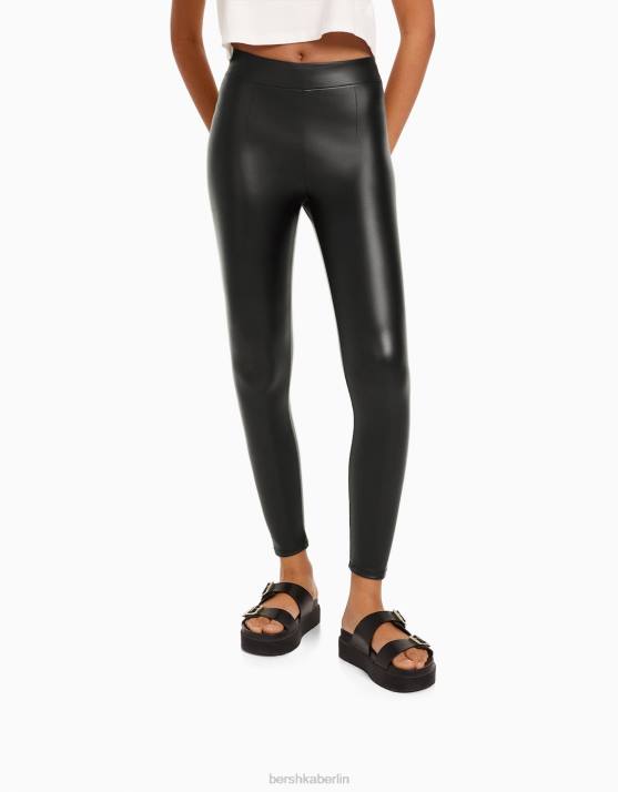 Schwarz Bershka Frauen Leggings aus Kunstleder H00J1442