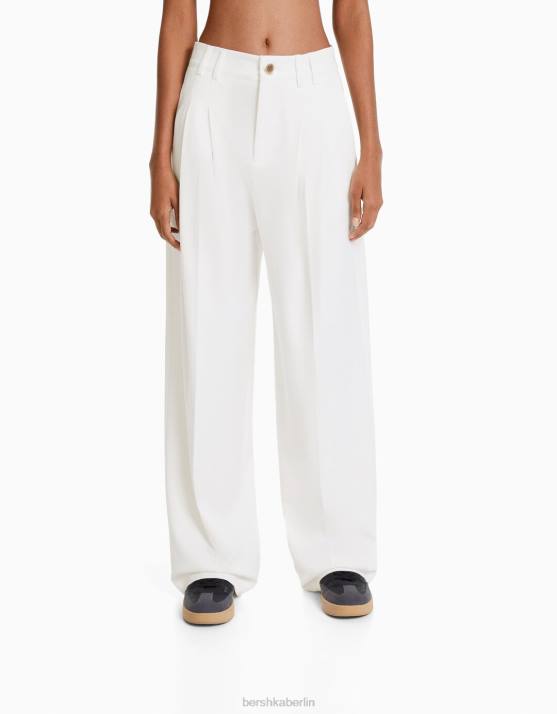 nicht-gerade weiss Bershka Frauen Gerade geschnittene, maßgeschneiderte Hose mit Bundfalten H00J1419