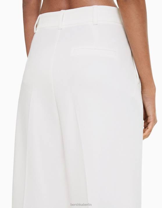 nicht-gerade weiss Bershka Frauen Gerade geschnittene, maßgeschneiderte Hose mit Bundfalten H00J1419