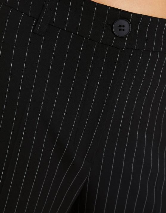 weiß schwarz Bershka Frauen Hose mit weitem Bein und Gürtelschlaufen H00J1412