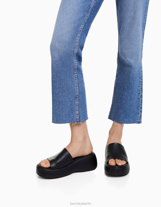 Blau Bershka Frauen verkürzte, ausgestellte Jeans H00J1549