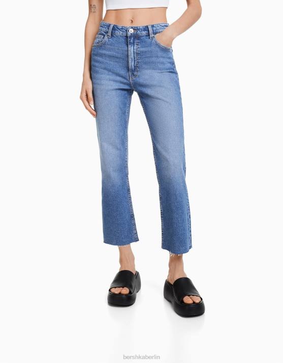 Blau Bershka Frauen verkürzte, ausgestellte Jeans H00J1963