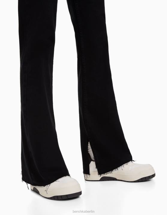 Schwarz Bershka Frauen Komfortjeans mit Seitenschlitz H00J1570