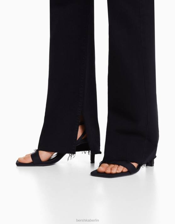 Schwarz Bershka Frauen Komfortjeans mit Seitenschlitz H00J1990