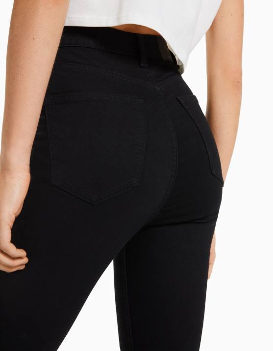 Schwarz Bershka Frauen Super-High-Rise-Röhrenjeans H00J1502