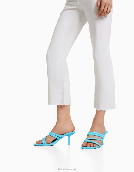 Weiss Bershka Frauen verkürzte, ausgestellte Jeans H00J1547