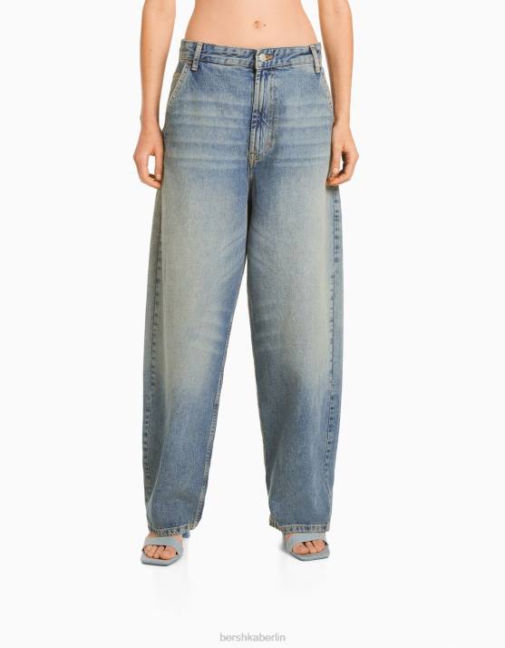 blau verwaschen Bershka Frauen Ausgebleichte Skater-Jeans H00J1954