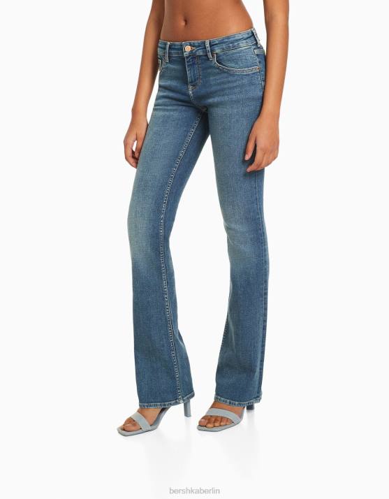 exklusiv Bershka Frauen Bootcut-Jeans mit niedriger Taille H00J1543
