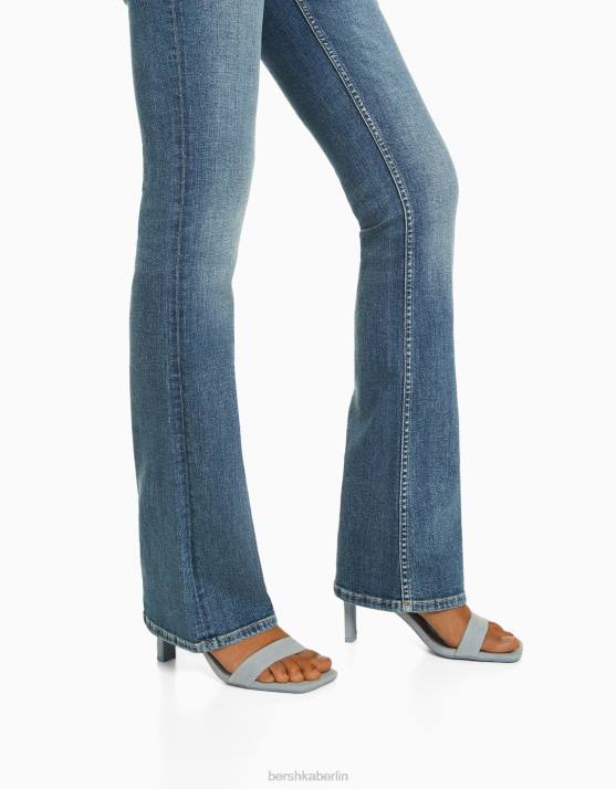 exklusiv Bershka Frauen Bootcut-Jeans mit niedriger Taille H00J1543