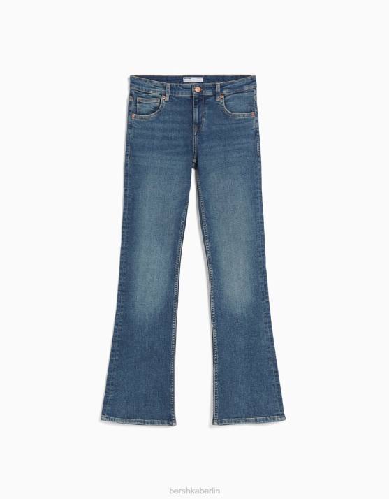 exklusiv Bershka Frauen Bootcut-Jeans mit niedriger Taille H00J1543