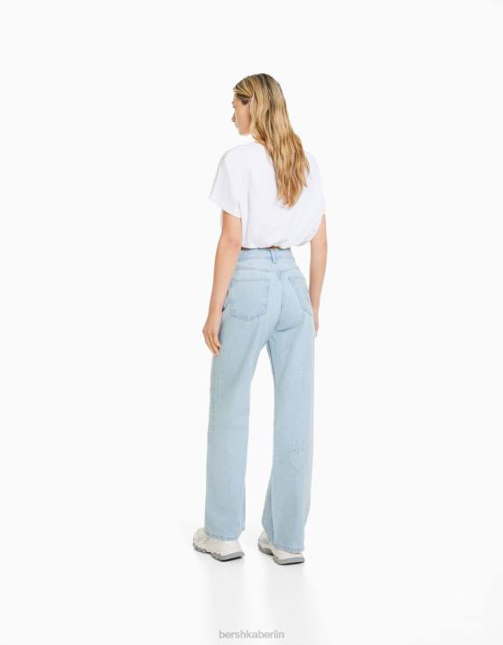 hellblau Bershka Frauen 90er-Jahre-Jeans mit weitem Bein und Strassherzen H00J1581