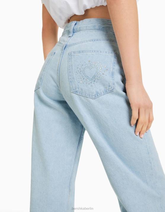 hellblau Bershka Frauen 90er-Jahre-Jeans mit weitem Bein und Strassherzen H00J1581