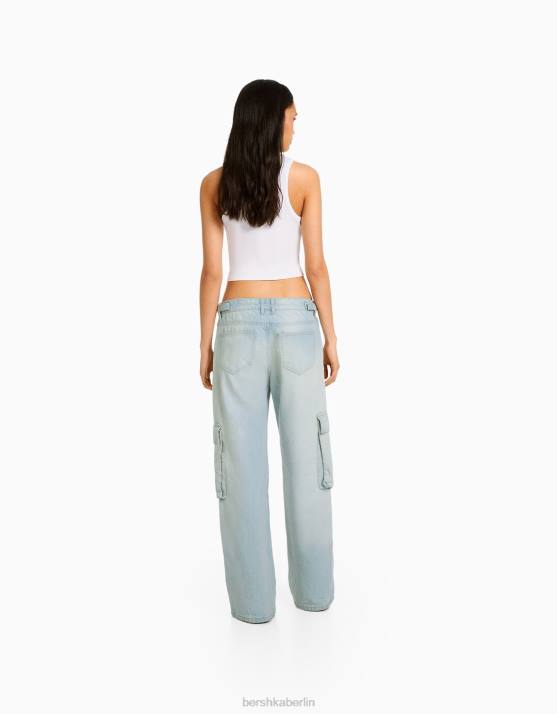 hellblau Bershka Frauen Ausgewaschene Cargo-Jeans mit mehreren Taschen H00J1498