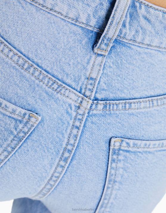 hellblau Bershka Frauen verkürzte, ausgestellte Jeans H00J1548