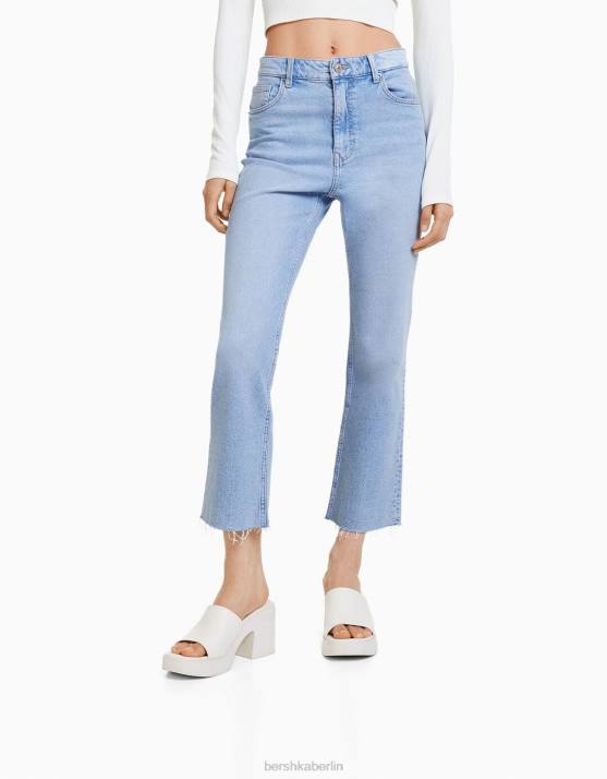 hellblau Bershka Frauen verkürzte, ausgestellte Jeans H00J1968