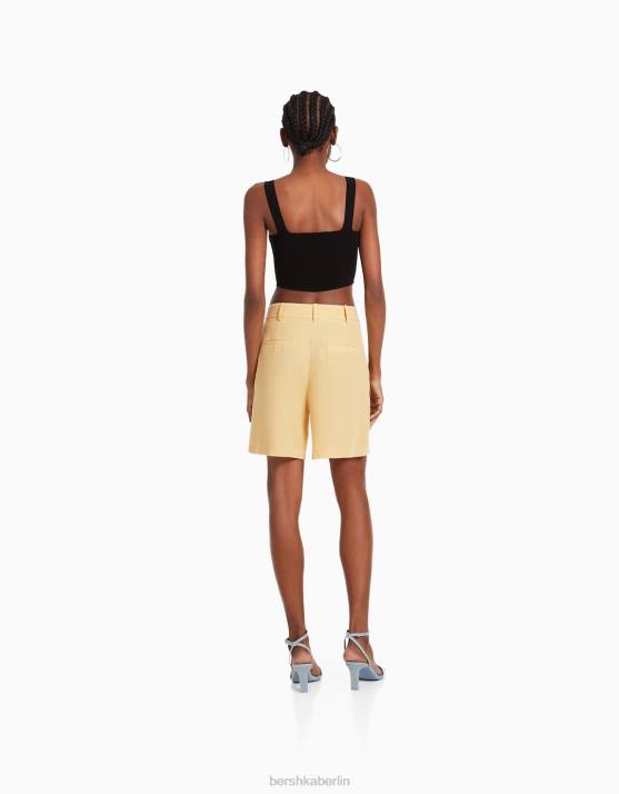 Beige Bershka Frauen Maßgeschneiderte Bermudashorts aus rustikalem Stoff H00J1687