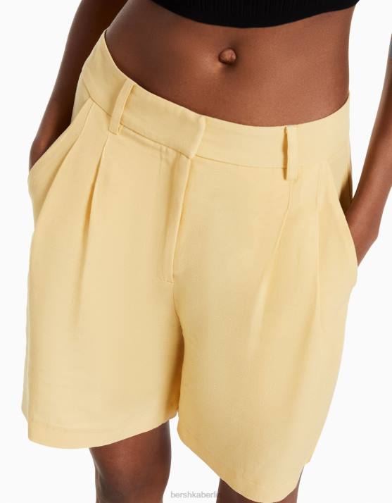Beige Bershka Frauen Maßgeschneiderte Bermudashorts aus rustikalem Stoff H00J1687