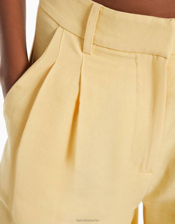 Beige Bershka Frauen Maßgeschneiderte Bermudashorts aus rustikalem Stoff H00J1687