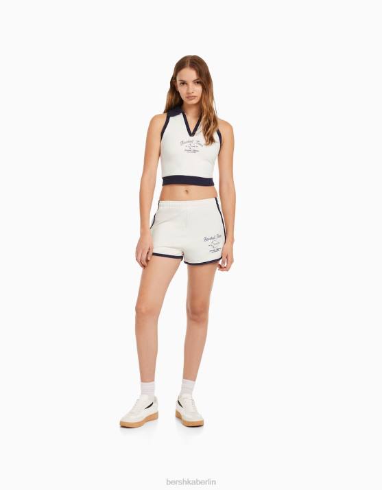 Creme Bershka Frauen Bedruckte Plüschshorts mit Besatz H00J1721