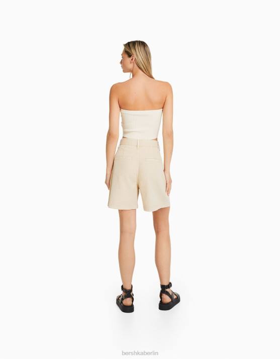 Creme Bershka Frauen Denim-Bermudashorts mit Falten H00J1680