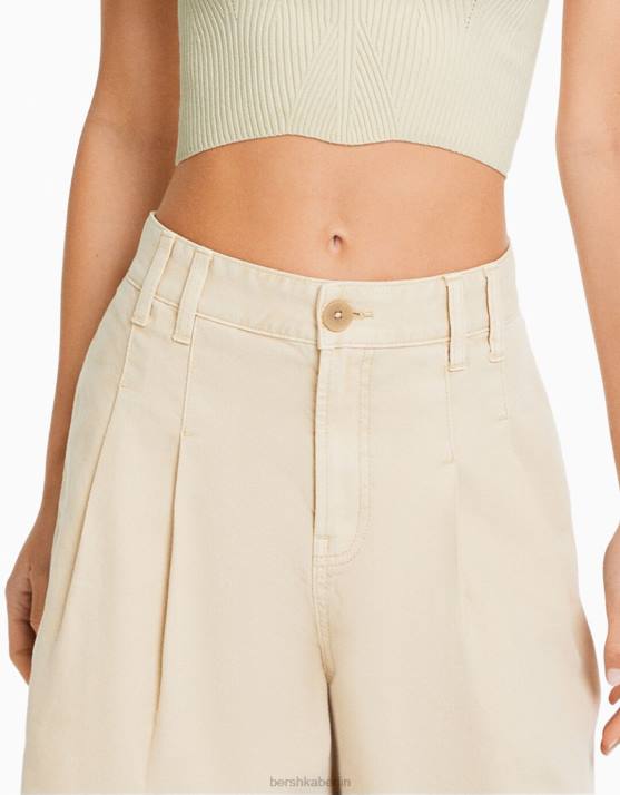 Creme Bershka Frauen Denim-Bermudashorts mit Falten H00J1680