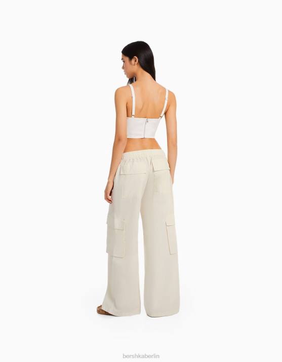 Creme Bershka Frauen Cargo-Jeans H00J1343