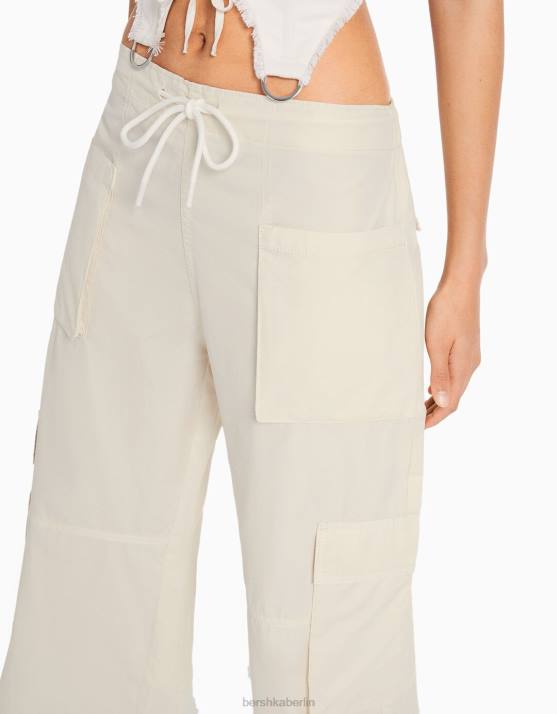 Creme Bershka Frauen Cargo-Jeans H00J1343