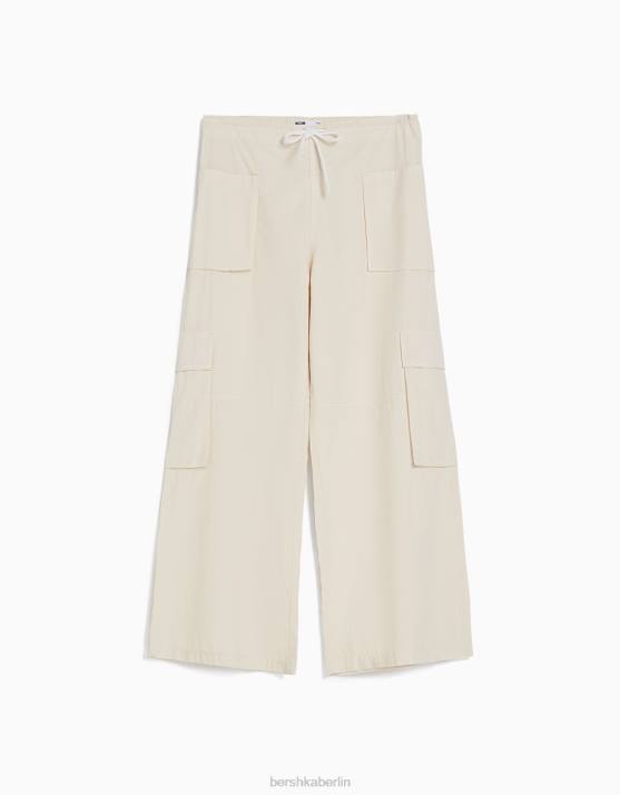 Creme Bershka Frauen Cargo-Jeans H00J1343