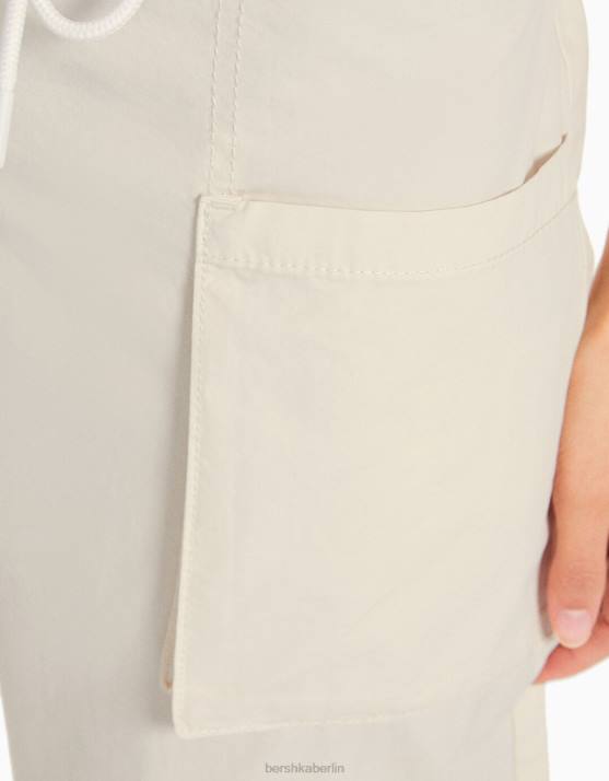Creme Bershka Frauen Cargo-Jeans H00J1343
